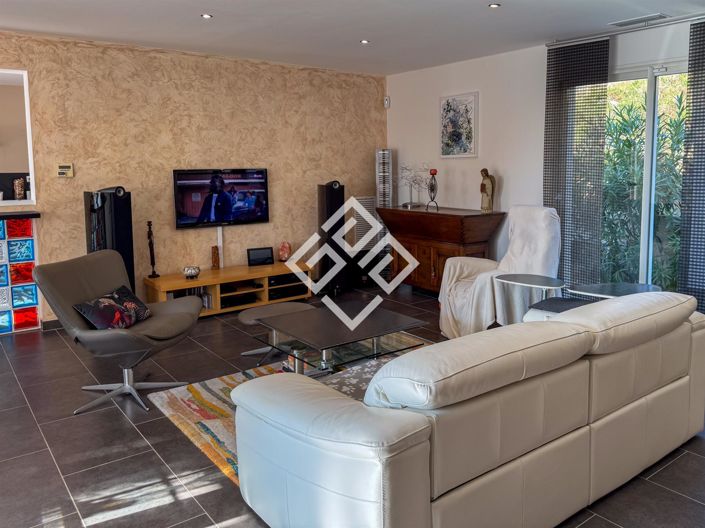 Image No.6-4 Bed House for sale