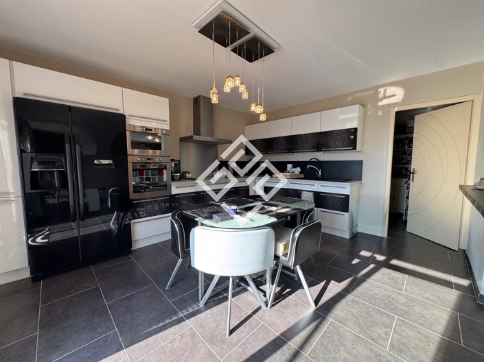 Image No.9-4 Bed House for sale