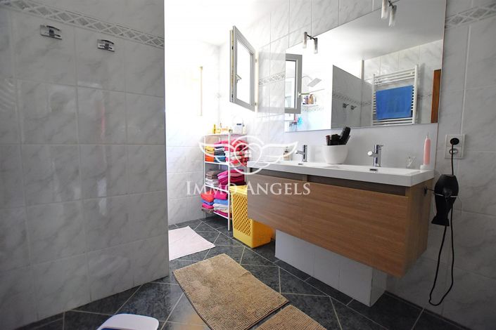 Image No.16-5 Bed Property for sale