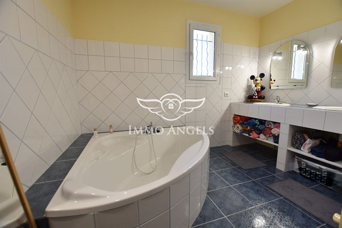 Image No.17-5 Bed Property for sale