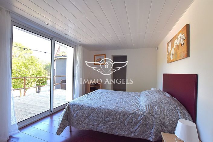 Image No.22-5 Bed Property for sale