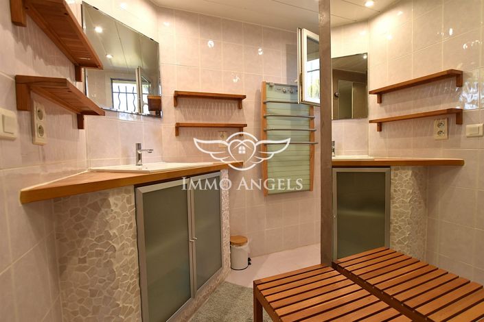Image No.25-5 Bed Property for sale