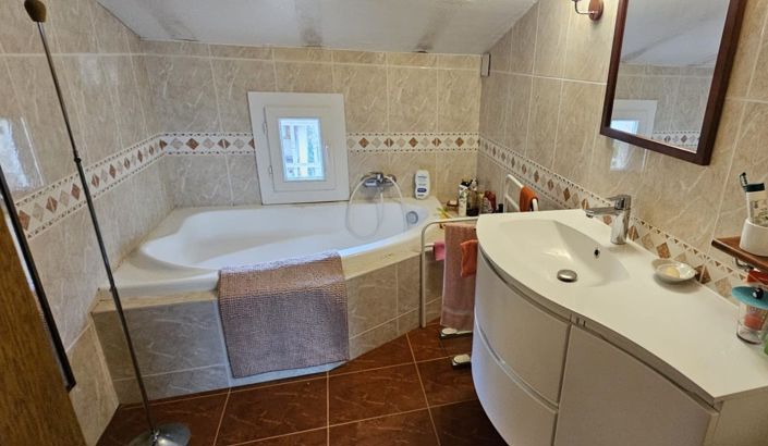 Image No.8-5 Bed House for sale