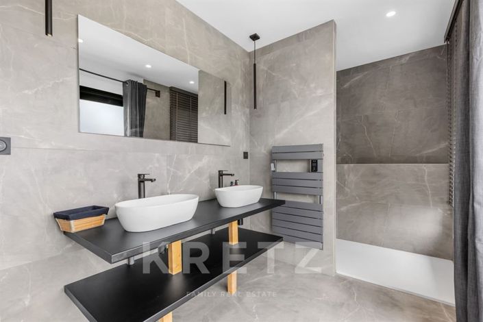 Image No.12-5 Bed House for sale