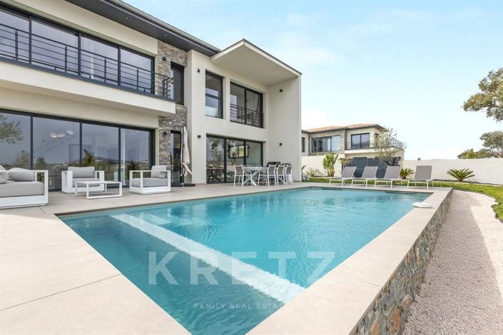 Image No.17-5 Bed House for sale