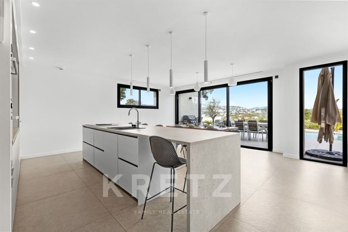 Image No.6-5 Bed House for sale