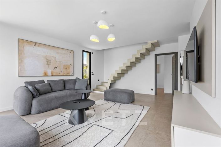 Image No.8-5 Bed House for sale