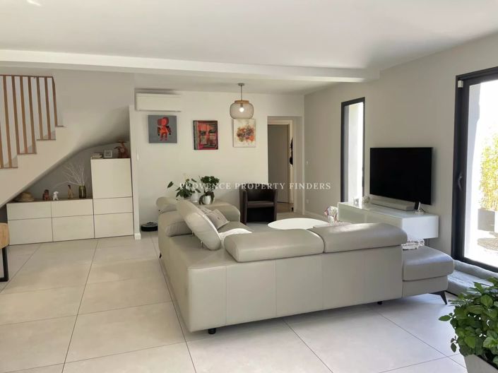 Image No.10-3 Bed House for sale