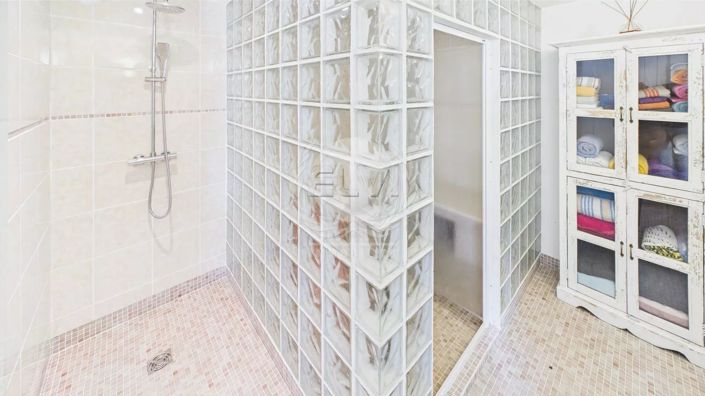 Image No.8-6 Bed House for sale