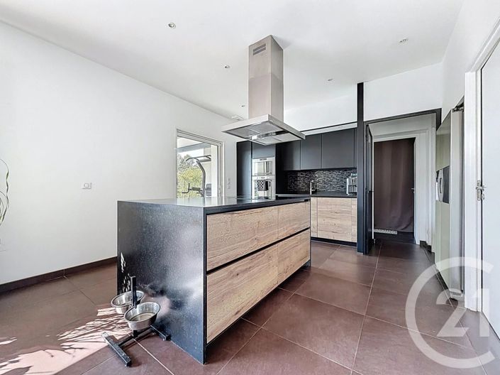 Image No.11-3 Bed House for sale