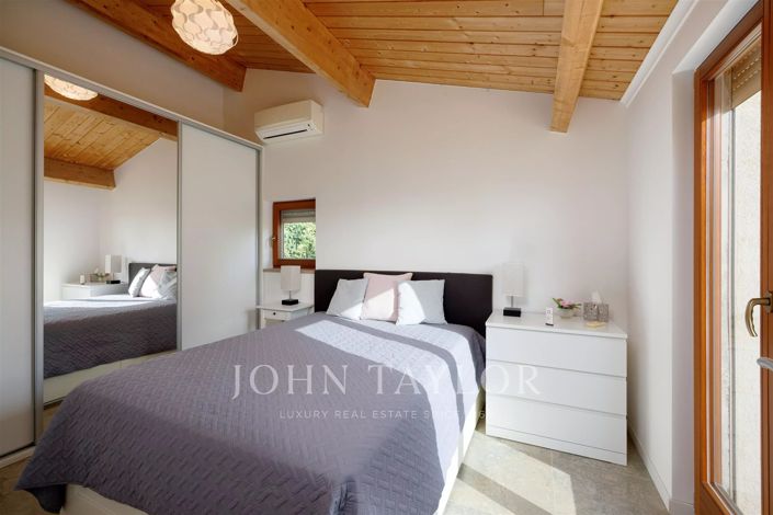 Image No.21-7 Bed House for sale