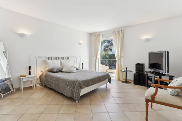 Image No.12-5 Bed House for sale