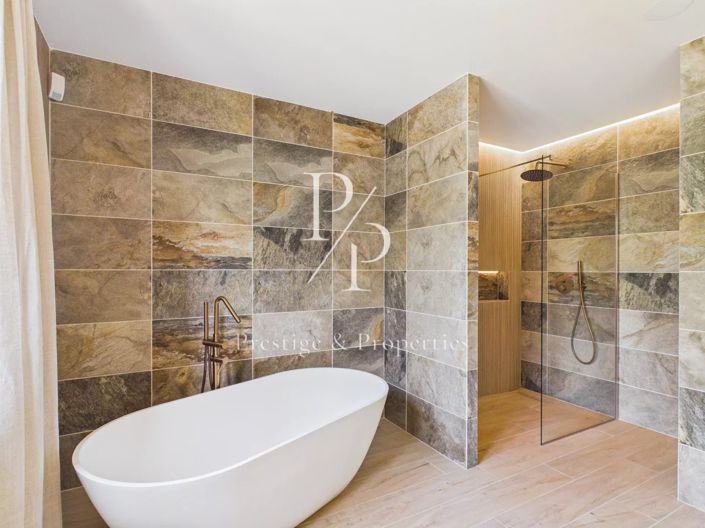 Image No.8-5 Bed House for sale