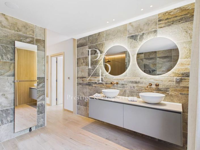 Image No.8-5 Bed House for sale