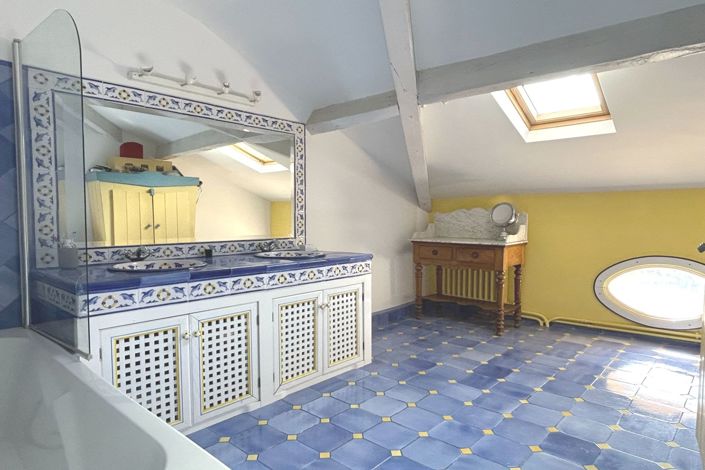 Image No.16-6 Bed House for sale