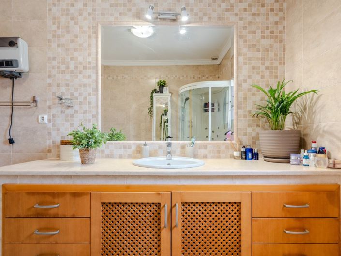 Image No.12-6 Bed House for sale