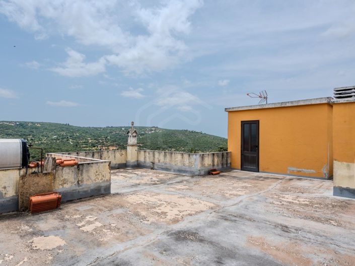 Image No.18-6 Bed House for sale