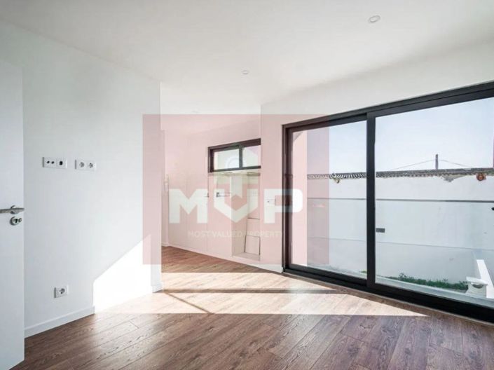 Image No.18-3 Bed House for sale