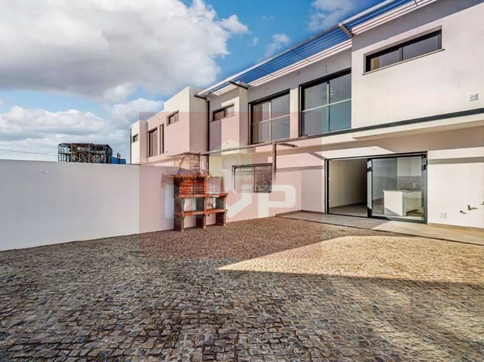 Image No.8-3 Bed House for sale