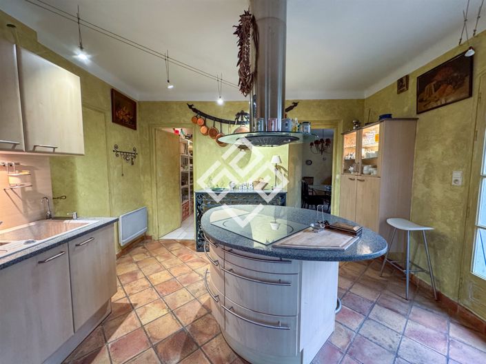 Image No.8-6 Bed House for sale