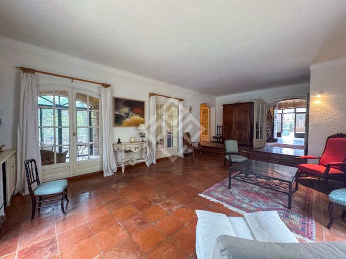 Image No.9-6 Bed House for sale