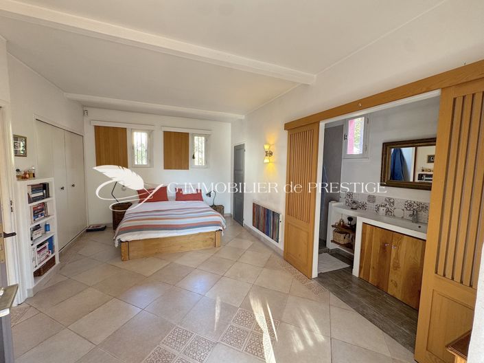 Image No.8-5 Bed House for sale