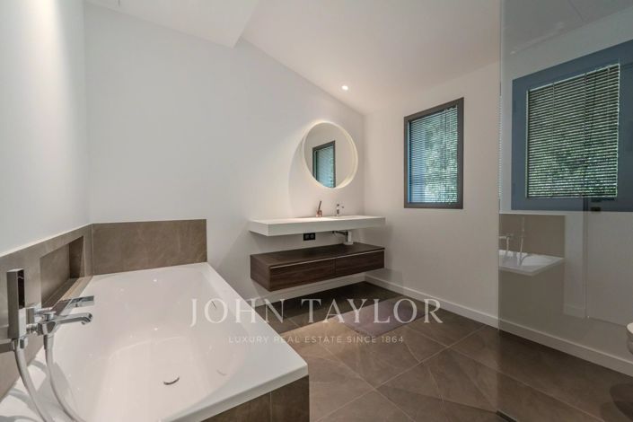 Image No.24-5 Bed House for sale