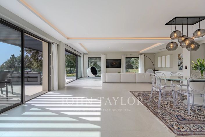 Image No.6-5 Bed House for sale