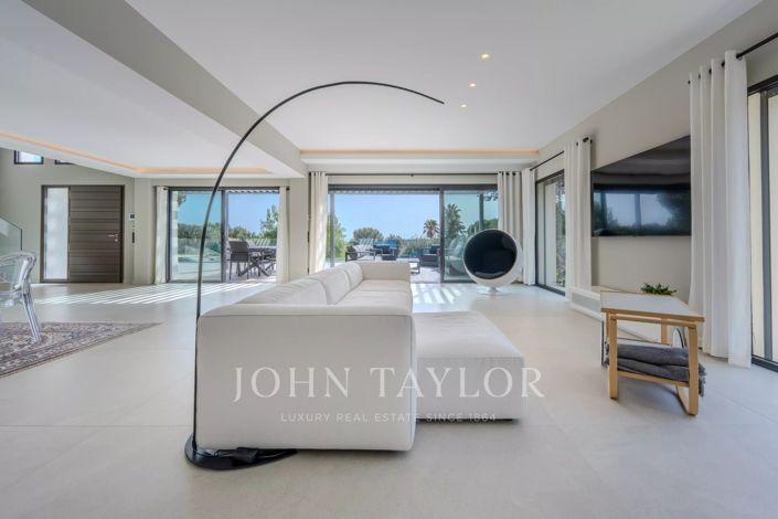 Image No.7-5 Bed House for sale