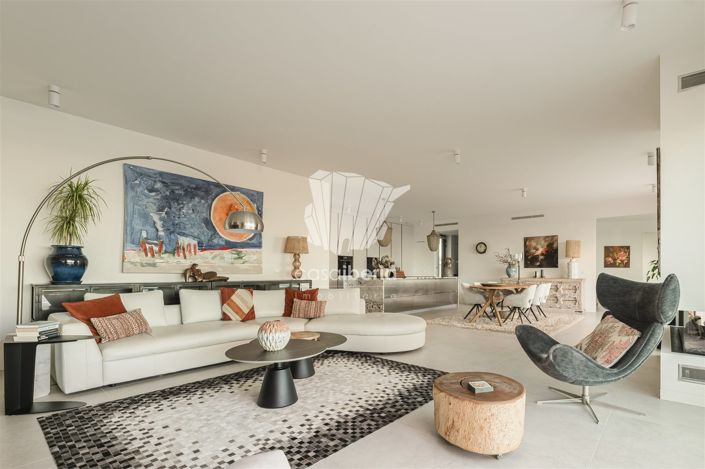 Image No.20-4 Bed House for sale