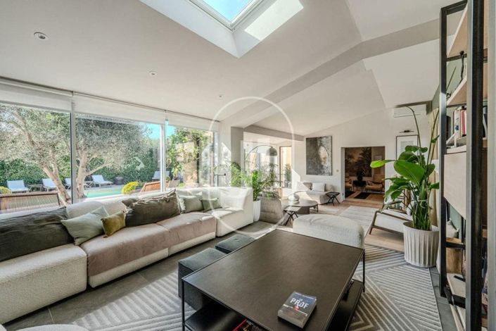 Image No.6-5 Bed House for sale