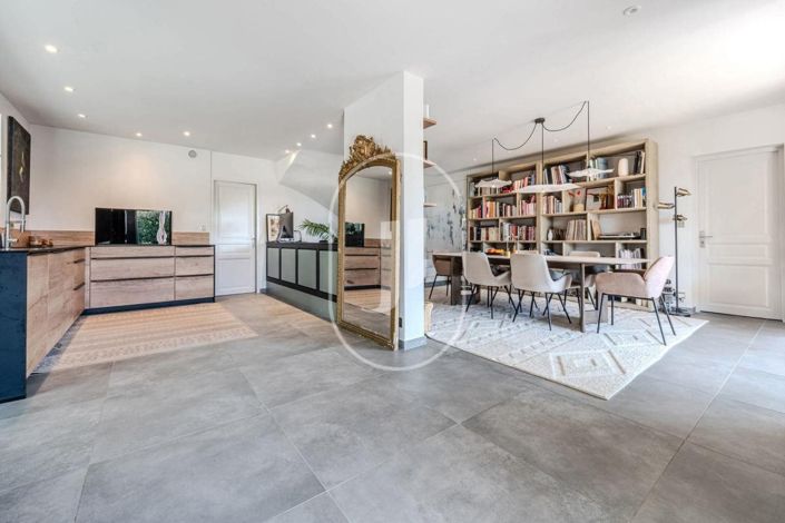 Image No.7-5 Bed House for sale