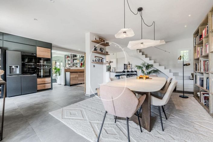 Image No.8-5 Bed House for sale