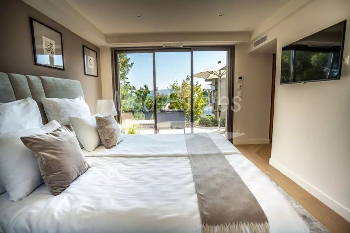 Image No.9-5 Bed House for sale