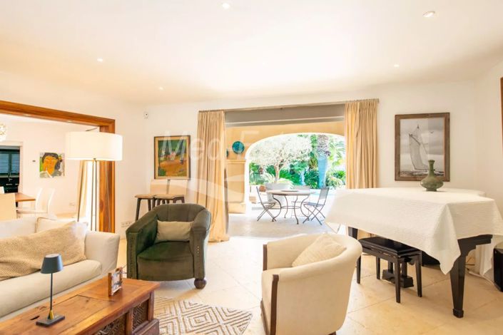 Image No.8-5 Bed House for sale