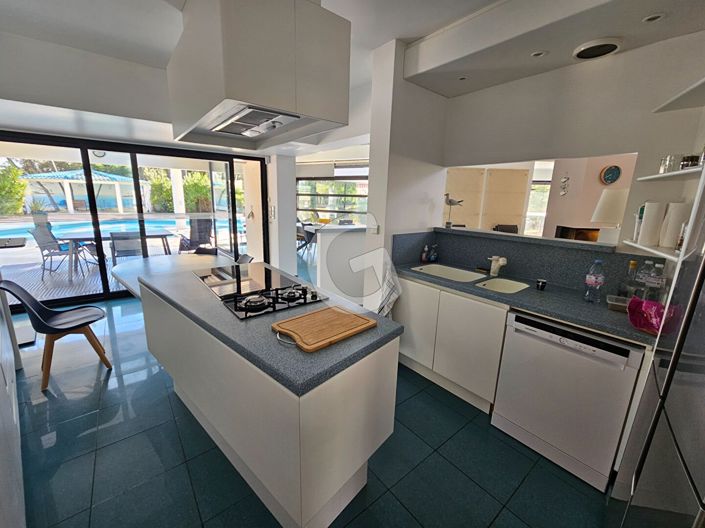 Image No.6-4 Bed House for sale