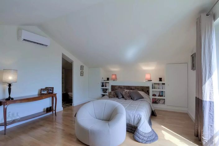 Image No.8-6 Bed House for sale