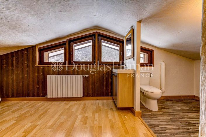 Image No.24-5 Bed House for sale