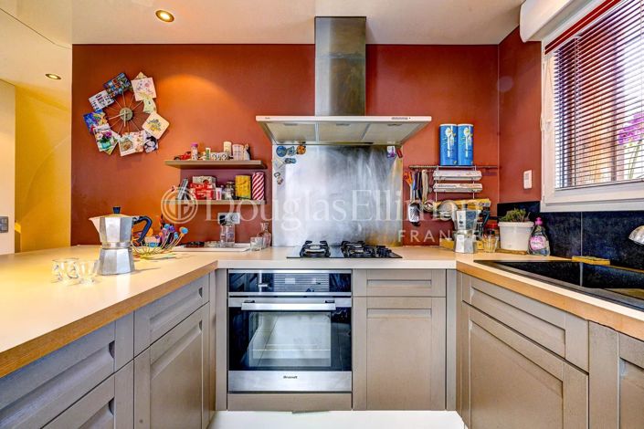 Image No.8-5 Bed House for sale