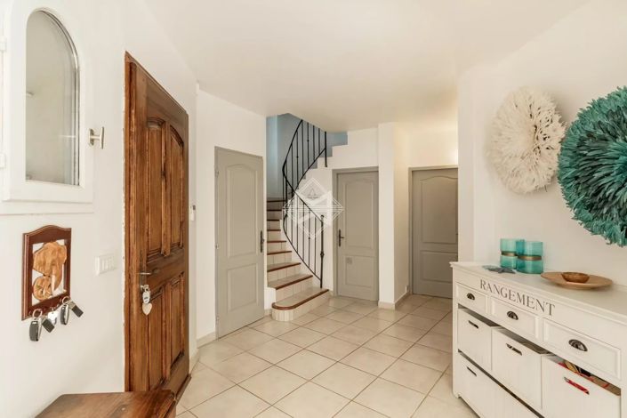 Image No.8-5 Bed House for sale