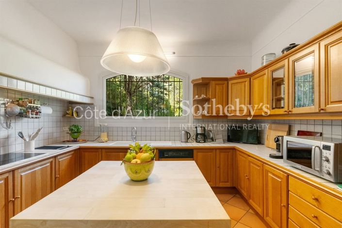 Image No.8-5 Bed Property for sale