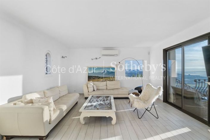 Image No.12-7 Bed Property for sale