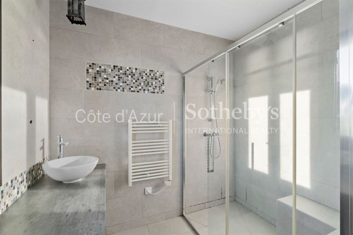 Image No.17-7 Bed Property for sale