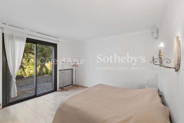 Image No.20-7 Bed Property for sale