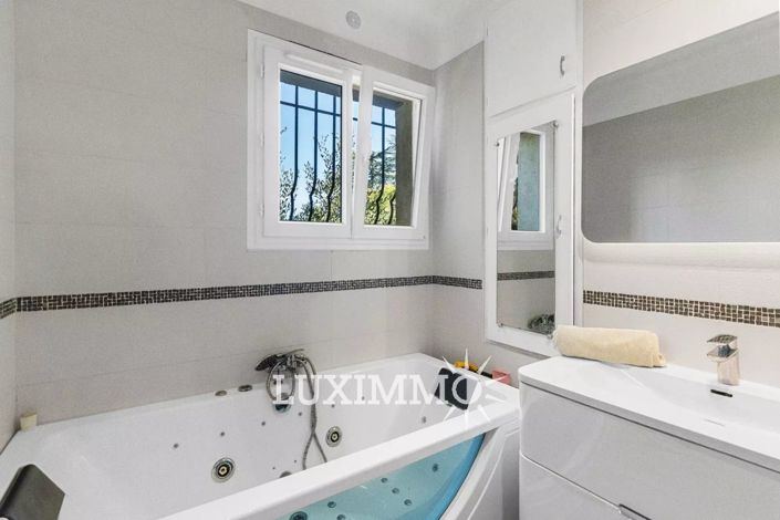 Image No.8-4 Bed House for sale