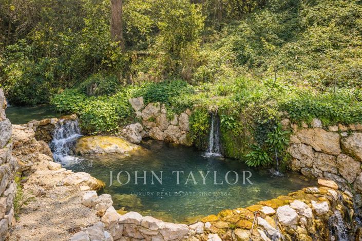 Image No.8-5 Bed House for sale