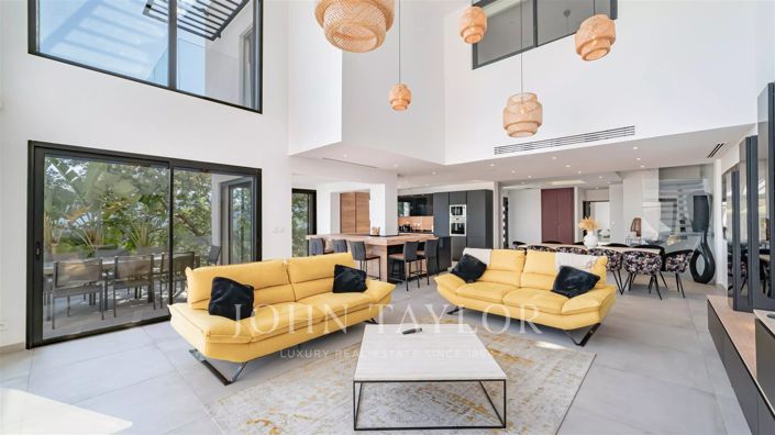 Image No.6-5 Bed House for sale