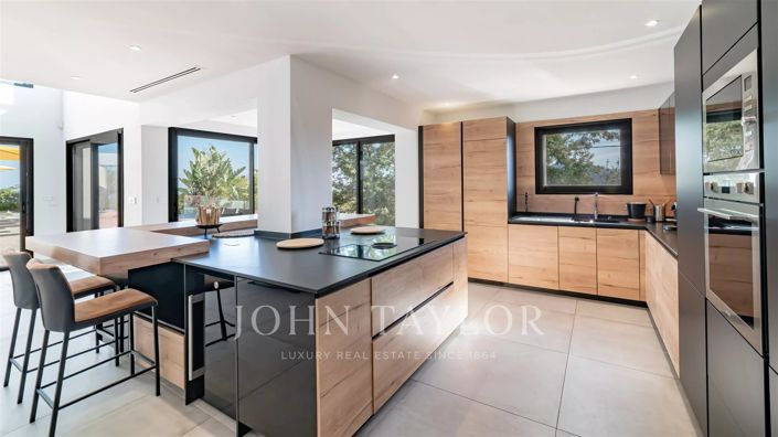 Image No.8-5 Bed House for sale