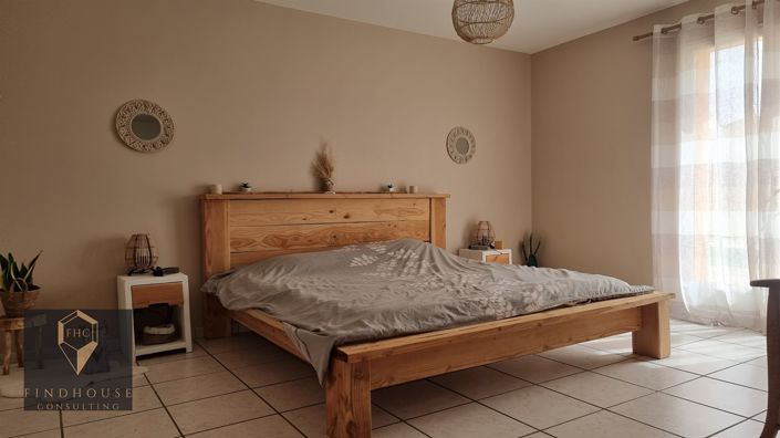 Image No.9-5 Bed House for sale