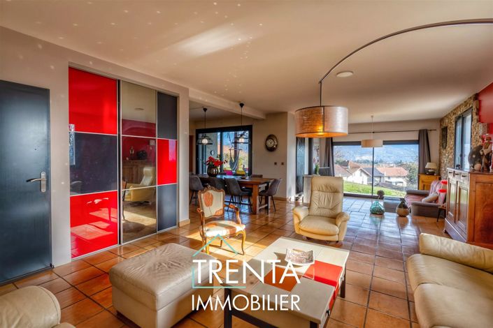 Image No.8-5 Bed House for sale